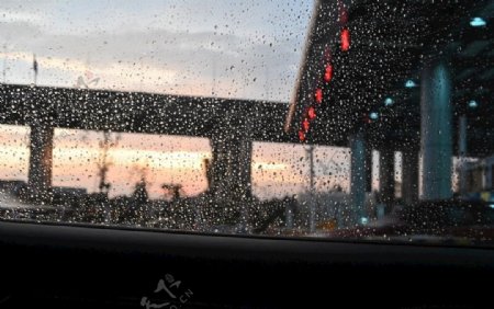 高速路雨后晚霞景色