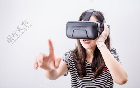 玩VR的女子