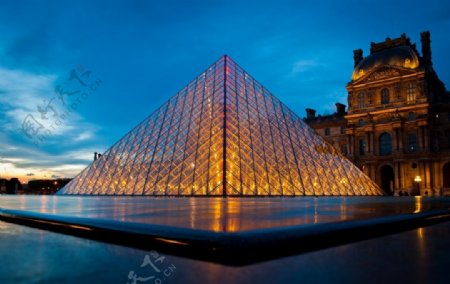 玻璃金字塔法国卢浮宫建筑图片