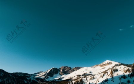 雪山山峰留白自然背景图片