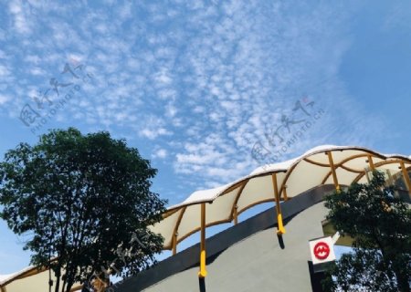 地铁站蓝天白云风景图片