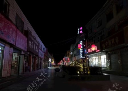 城市街道夜景灯光图片