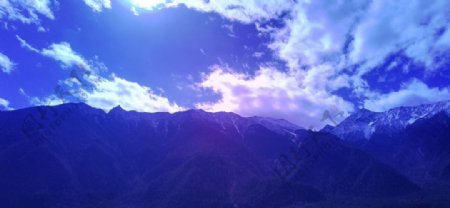 蓝天白云雪山山峰图片
