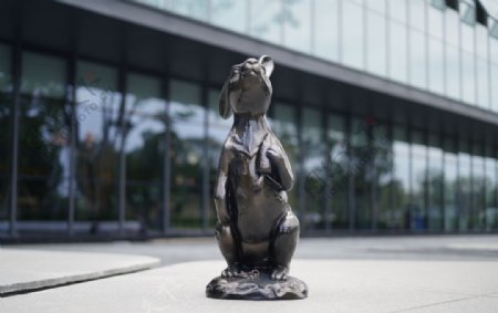 仿铜兔子雕塑摆件模型图片