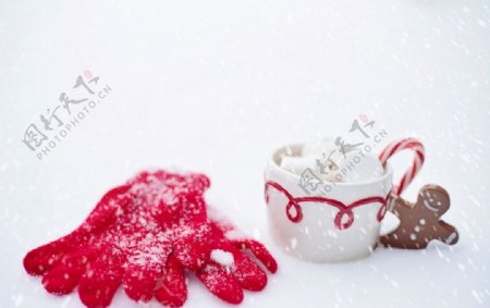 红色手套热可可雪冬季图片