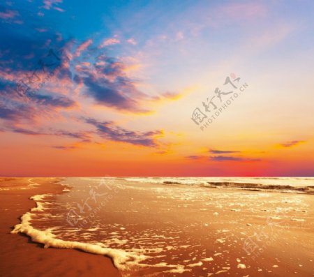 黄昏下的海滩图片