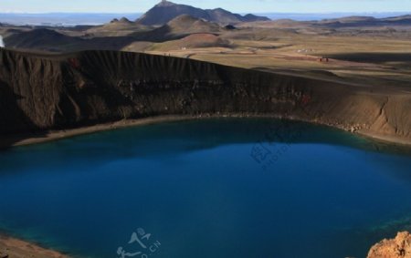 火山口湖泊美景图片