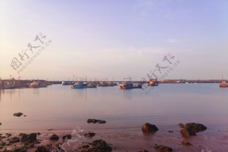 渔港渔船大海图片