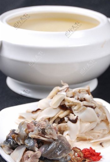 野山菌煲乌鸡汤图片